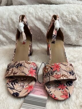NWT Serra Pink Floral Block Heel Sandals